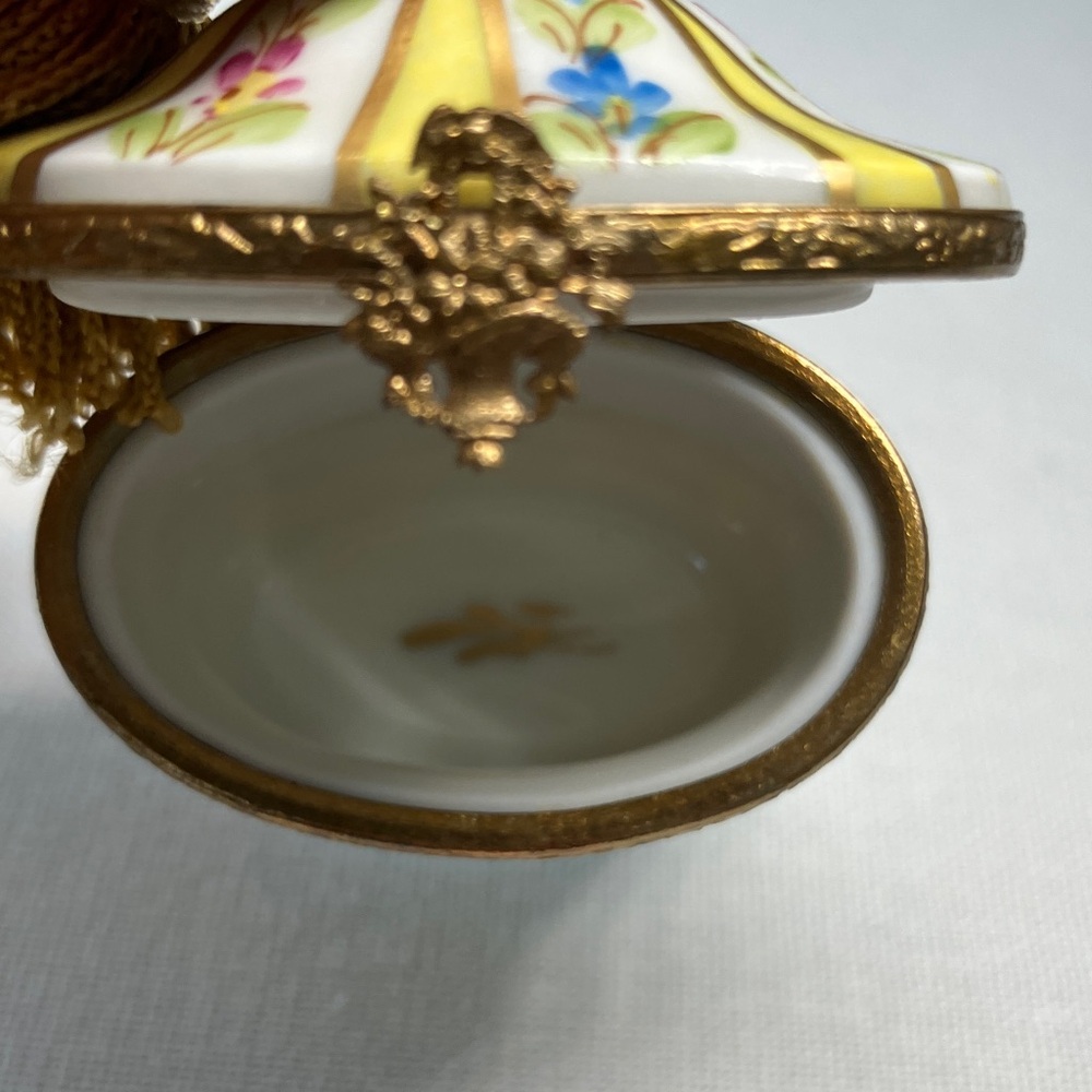 Limoges Porcelain Trinket Box with Tassel - Picture 4 of 7
